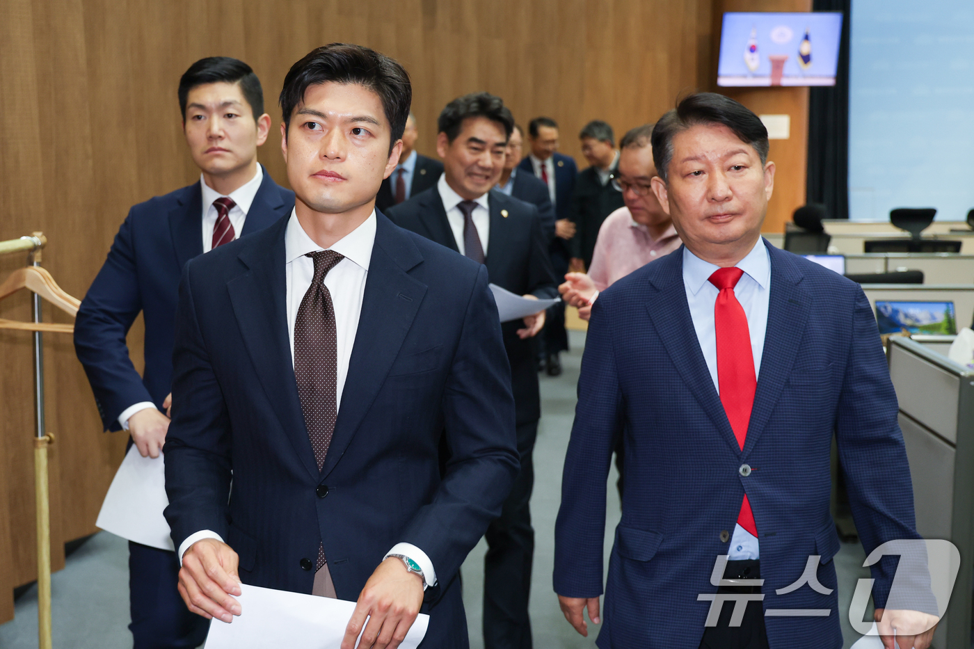 (서울=뉴스1) 안은나 기자 = 국민의힘 당내 개혁·소장파 모임인 '대안과미래’ 소속 권영진, 김용태, 김재섭, 이성권 의원 등이 11일 서울 여의도 국회 소통관에서 6·3 지방선 …