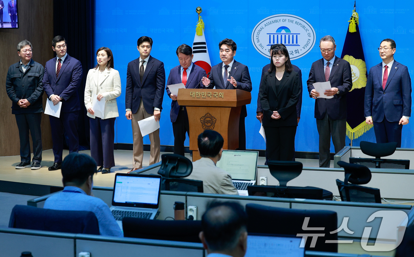 (서울=뉴스1) 안은나 기자 = 국민의힘 당내 개혁·소장파 모임인 '대안과미래’ 소속 의원들이 11일 서울 여의도 국회 소통관에서 6·3 지방선거 참패 관련 장동혁 대표 사퇴를 요 …