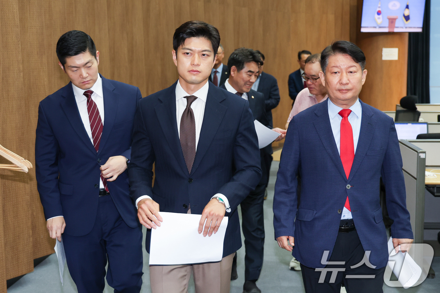 (서울=뉴스1) 안은나 기자 = 국민의힘 당내 개혁·소장파 모임인 '대안과미래’ 소속 권영진, 김용태, 김재섭, 이성권 의원 등이 11일 서울 여의도 국회 소통관에서 6·3 지방선 …