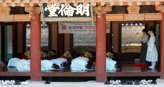 전통예절 배우는 초등생들