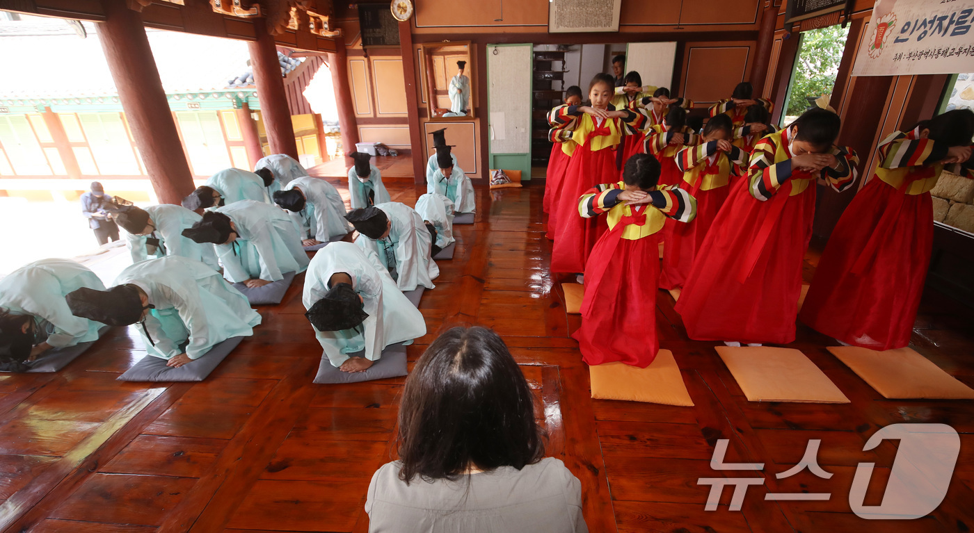 (부산=뉴스1) 윤일지 기자 = 11일 부산 동래구 동래향교에서 열린 '청소년 인성·예절 체험교실'에서 명륜초등학교 학생들이 한복을 곱게 차려입고 배례법을 배우고 있다. 2026. …