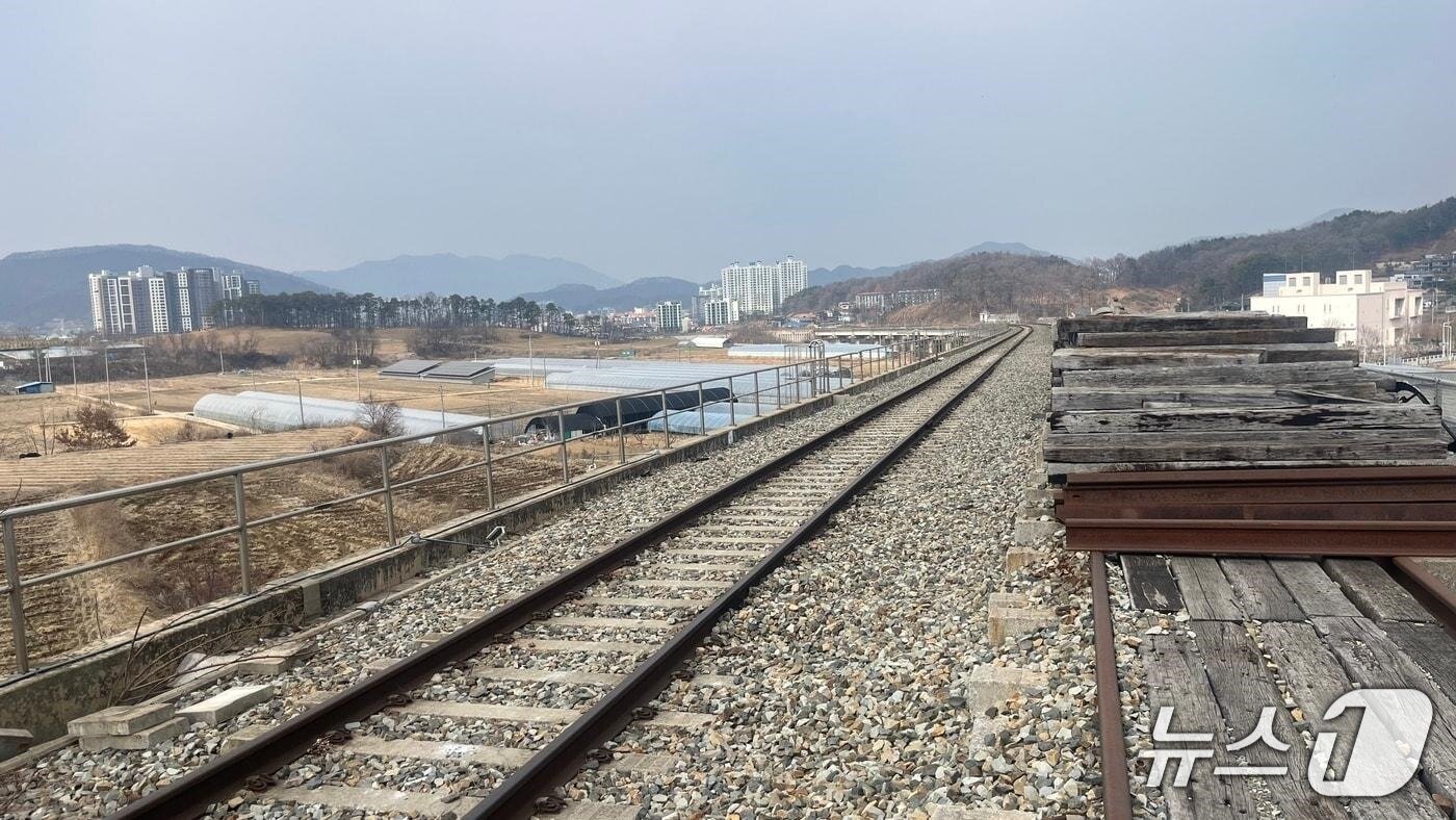 본문 이미지 - 옥천군 옥천읍 대천리∼삼청리 구간 고속철도 폐선로 현장.(옥천군 제공. 재판매 및 DB금지)/뉴스1