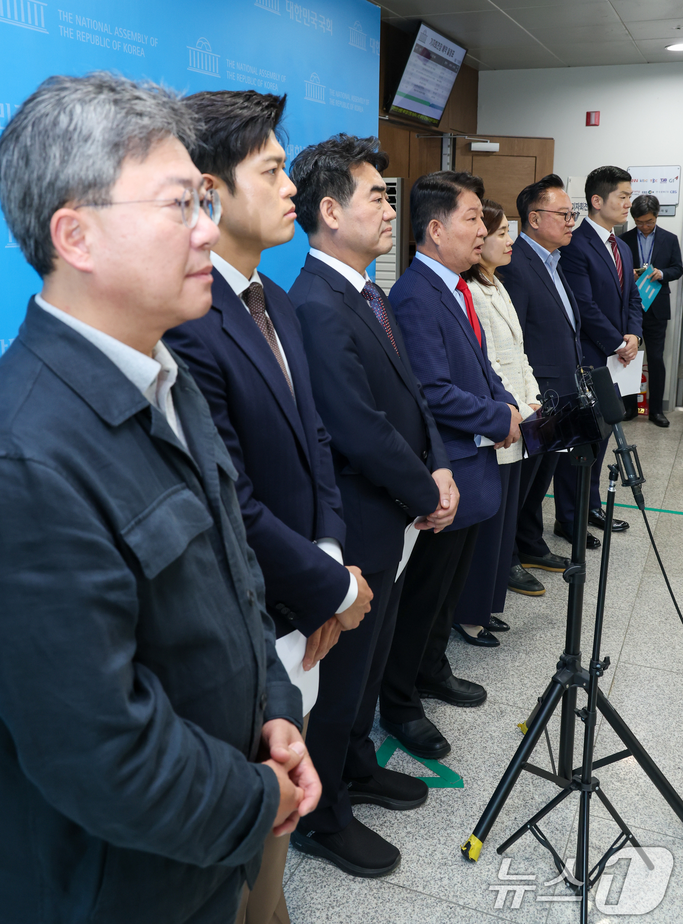 (서울=뉴스1) 안은나 기자 = 국민의힘 당내 개혁·소장파 모임인 '대안과미래’ 소속 의원들이 11일 서울 여의도 국회 소통관에서 6·3 지방선거 참패 관련 장동혁 대표 사퇴를 요 …