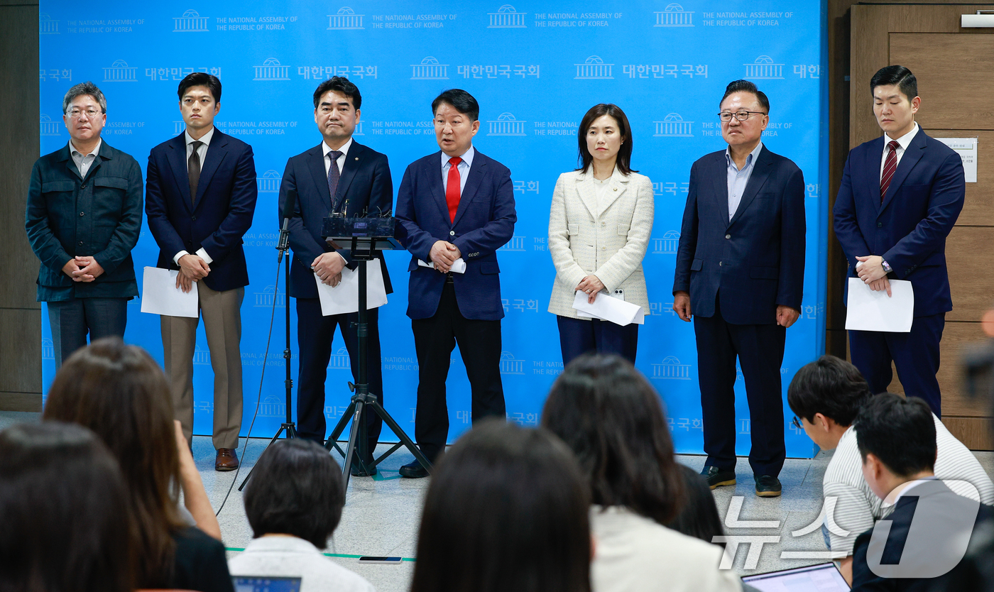 (서울=뉴스1) 안은나 기자 = 국민의힘 당내 개혁·소장파 모임인 '대안과미래’ 소속 의원들이 11일 서울 여의도 국회 소통관에서 6·3 지방선거 참패 관련 장동혁 대표 사퇴를 요 …
