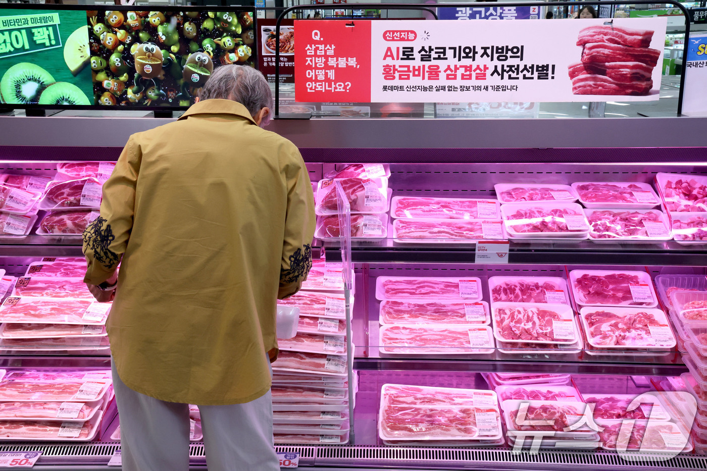 (서울=뉴스1) 이광호 기자 = 피서철을 앞두고 삼겹살과 횟감 등 여름철 수요가 많은 먹거리 가격이 전반적으로 상승세를 보이고 있는 11일 서울 중구의 한 대형마트를 찾은 고객이 …
