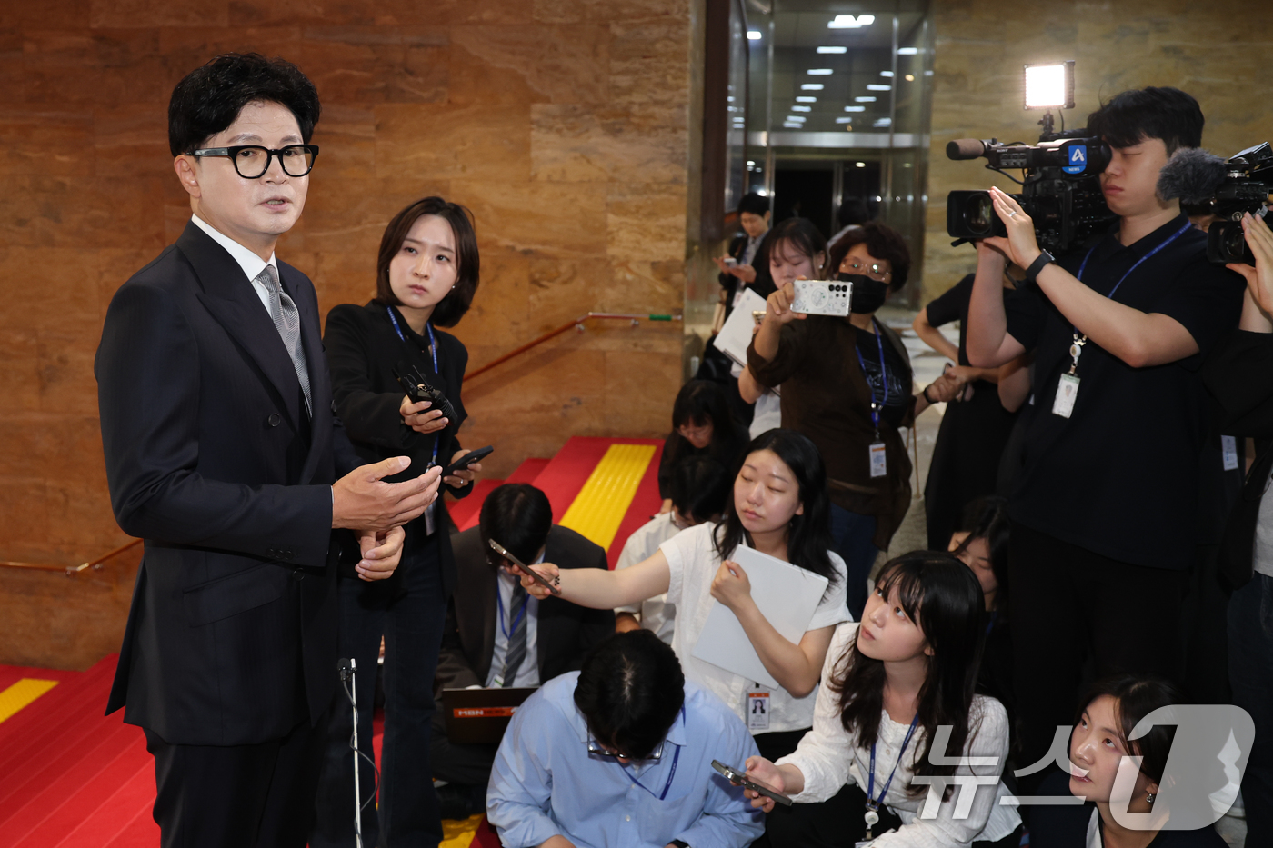 (서울=뉴스1) 안은나 기자 = 한동훈 무소속 의원이 11일 서울 여의도 국회에서 본회의장에 들어가기 전 취재진 질문에 답하고 있다. 2026.6.11/뉴스1