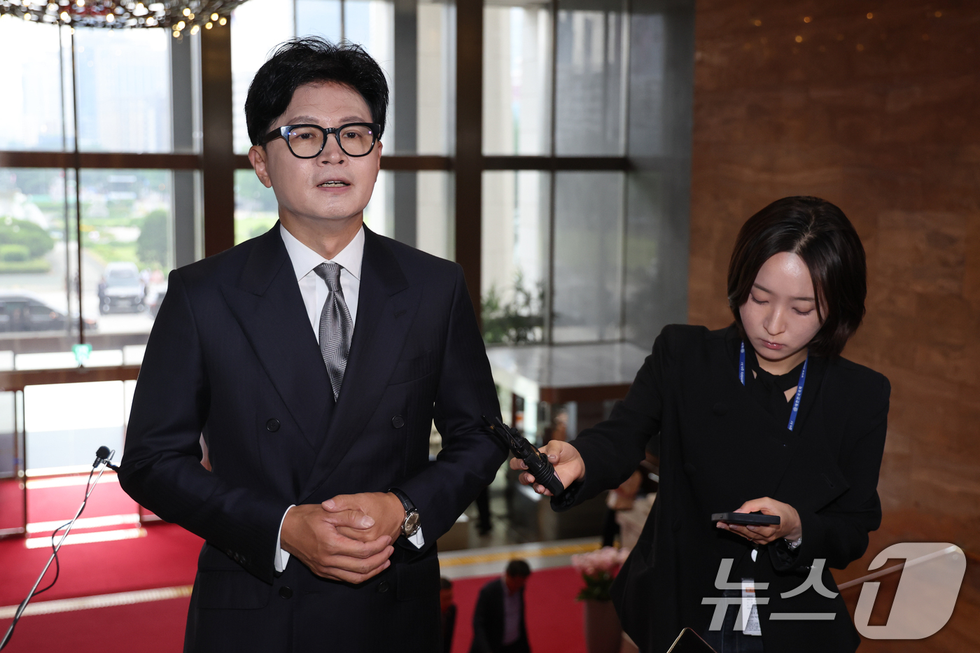 (서울=뉴스1) 안은나 기자 = 한동훈 무소속 의원이 11일 서울 여의도 국회에서 본회의장에 들어가기 전 취재진 질문에 답하고 있다. 2026.6.11/뉴스1