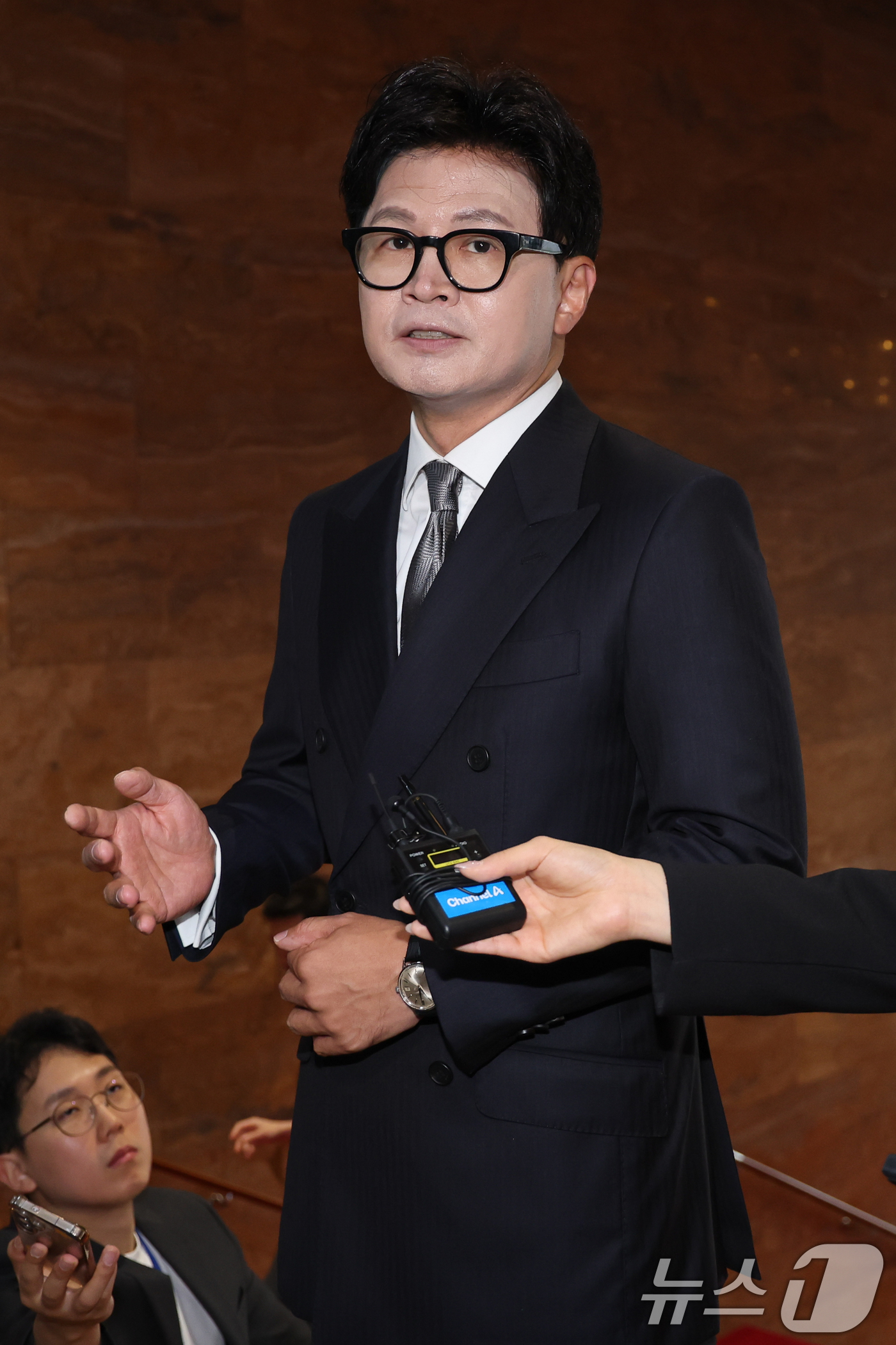 (서울=뉴스1) 안은나 기자 = 한동훈 무소속 의원이 11일 서울 여의도 국회에서 본회의장에 들어가기 전 취재진 질문에 답하고 있다. 2026.6.11/뉴스1