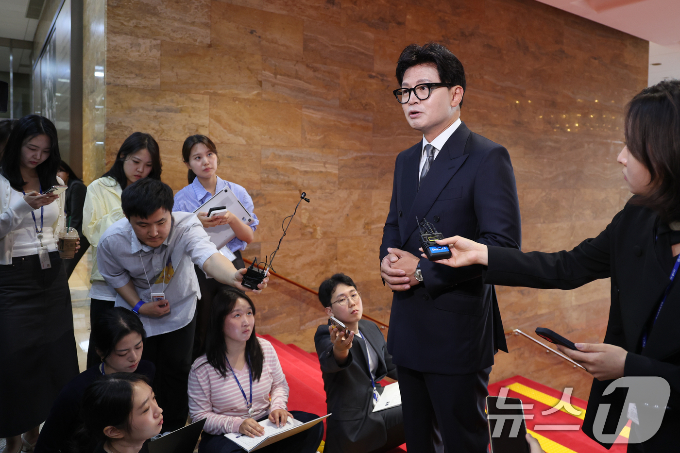 (서울=뉴스1) 안은나 기자 = 한동훈 무소속 의원이 11일 서울 여의도 국회에서 본회의장에 들어가기 전 취재진 질문에 답하고 있다. 2026.6.11/뉴스1