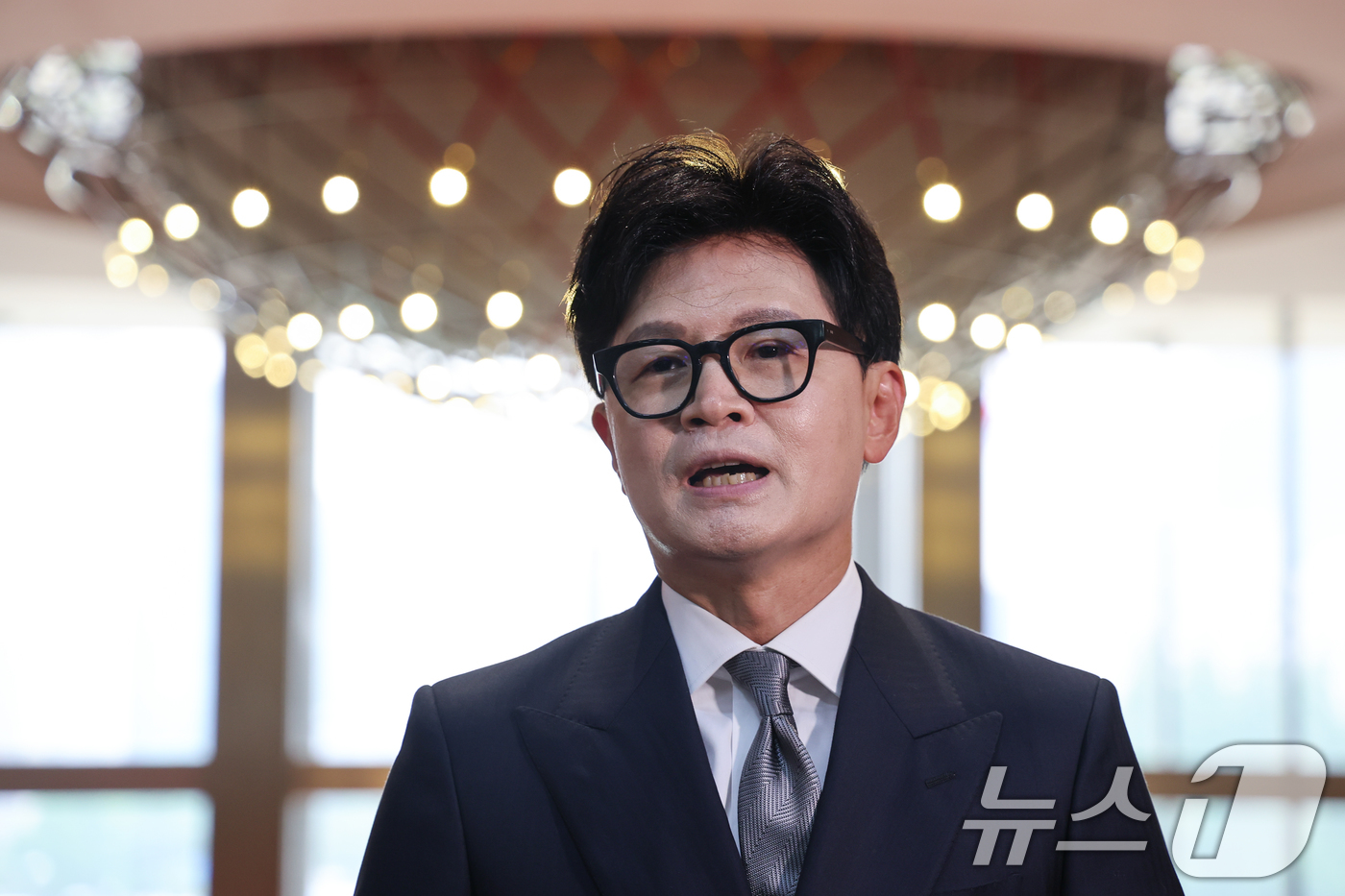 (서울=뉴스1) 안은나 기자 = 한동훈 무소속 의원이 11일 서울 여의도 국회에서 본회의장에 들어가기 전 취재진 질문에 답하고 있다. 2026.6.11/뉴스1