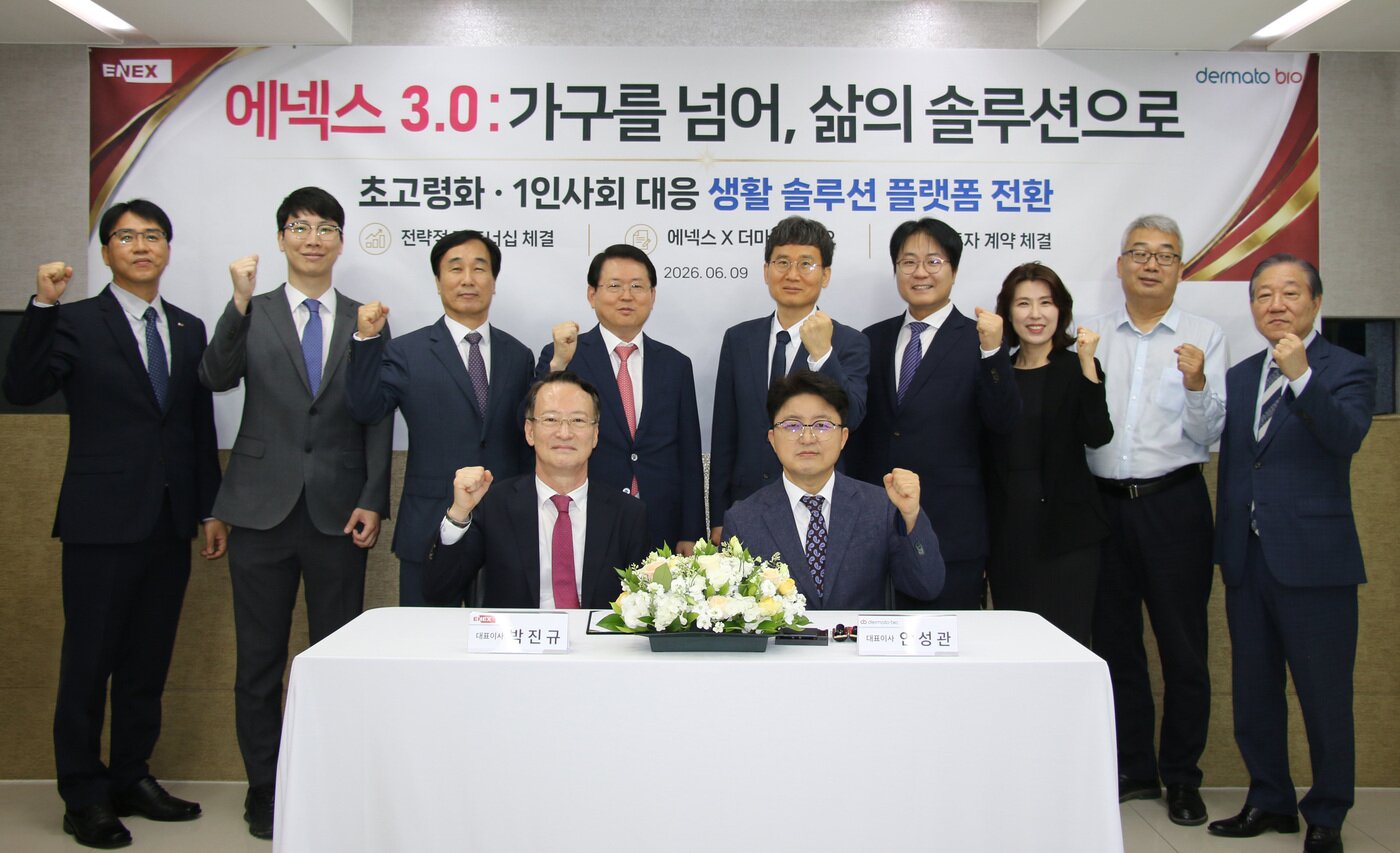 본문 이미지 - 앞줄 왼쪽부터 박진규 에넥스 대표이사, 안성관 더마토바이오 대표이사, 뒷줄 왼쪽부터 박민규 에넥스 부장, 박성은 에넥스 이사, 김시철 에넥스 전무이사, 김주환 에넥스 전무이사, 박성문 변호사 더마토바이오 전략∙법무CSO, 배승희 건국대 KU융합과학기술원 화장품공학과 학과장, 李炫真 중국 Yimei International Group 메디컬에스테틱사업 교육·마케팅총괄이사, 朴成熙 중국 MaxMak Group 및 Beijing Evercare Medical Technology Group 의료미용클리닉체인 국제마케팅총괄이사, 김형진 더마토바이오 대외협력총괄이사가 기념사진을 찍고 있다.(에넥스 제공)