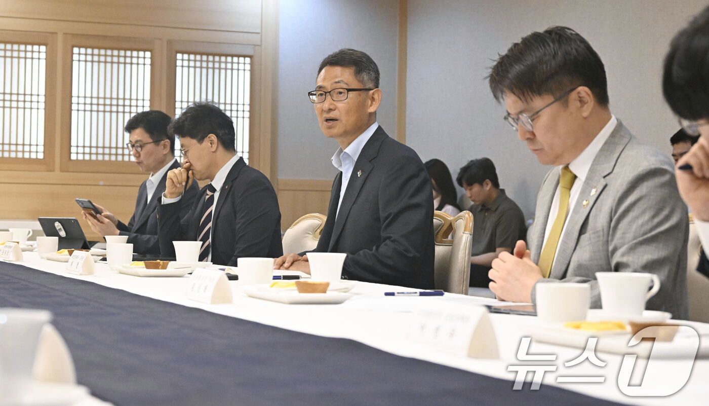 (서울=뉴스1) = 허장 재정경제부 차관이 11일 서울 종로구 정부서울청사에서 '외환시장 관련 수출기업 간담회'를 주재하고 있다. (재정경제부 제공. 재판매 및 DB금지) 2026 …