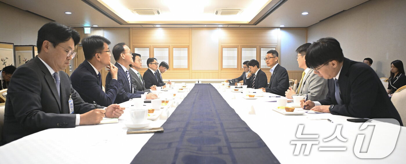 (서울=뉴스1) = 허장 재정경제부 차관이 11일 서울 종로구 정부서울청사에서 '외환시장 관련 수출기업 간담회'를 주재하고 있다. (재정경제부 제공. 재판매 및 DB금지) 2026 …