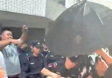 "잘 돌볼게요" 데려가 잔혹 고문…반려동물 학대범에 中시위사태