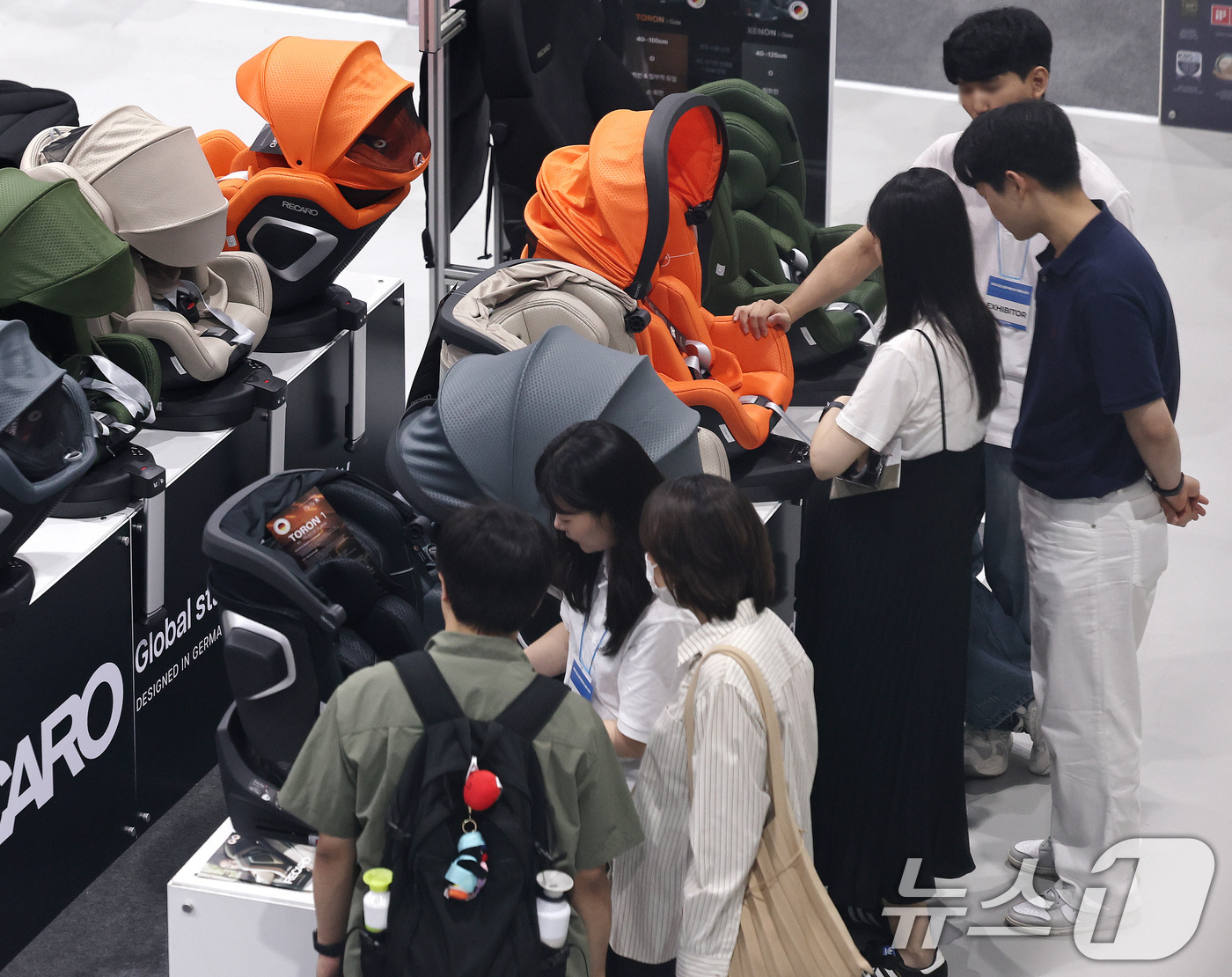 (서울=뉴스1) 구윤성 기자 = 11일 서울 강서구 코엑스 마곡에서 열린 맘스홀릭 베이비페어 마곡에서 관람객들이 카시트를 살펴보고 있다. 2026.6.11/뉴스1