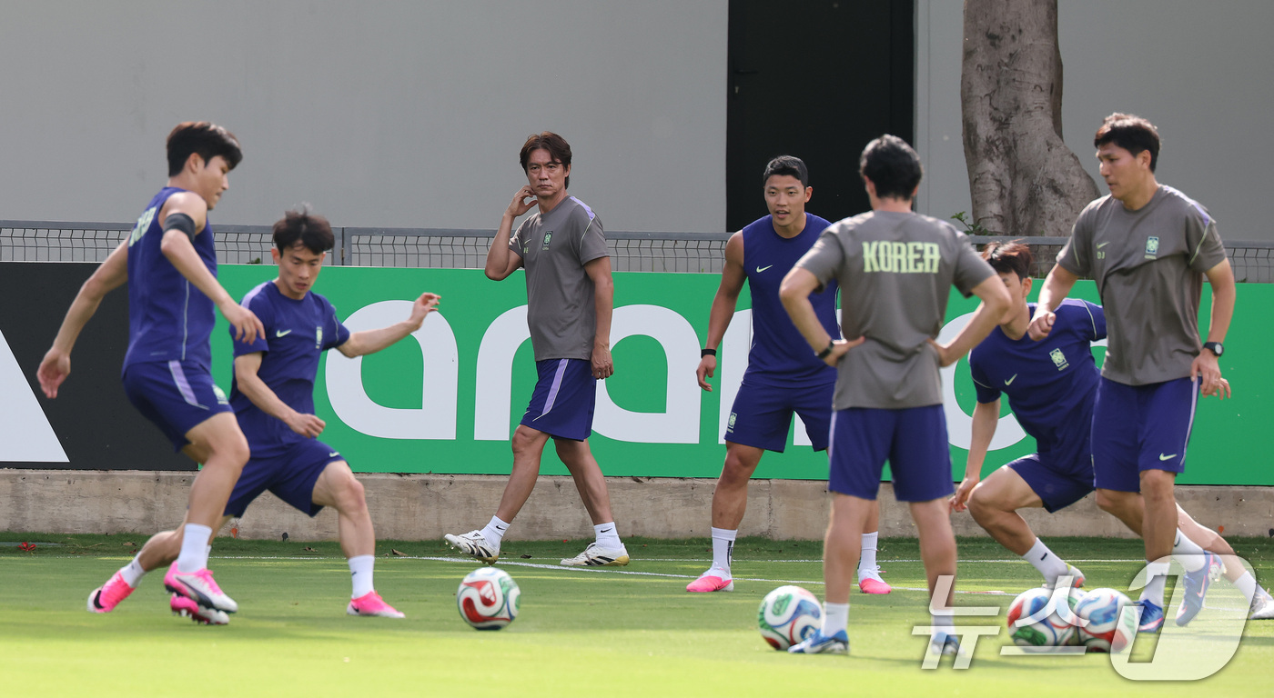 (과달라하라(멕시코)=뉴스1) 임세영 기자 = 홍명보 대한민국 축구 국가대표팀 감독이 10일(현지시간) 멕시코 과달라하라 인근 사포판에 위치한 치바스 바예 베르데에서 선수들을 지켜 …