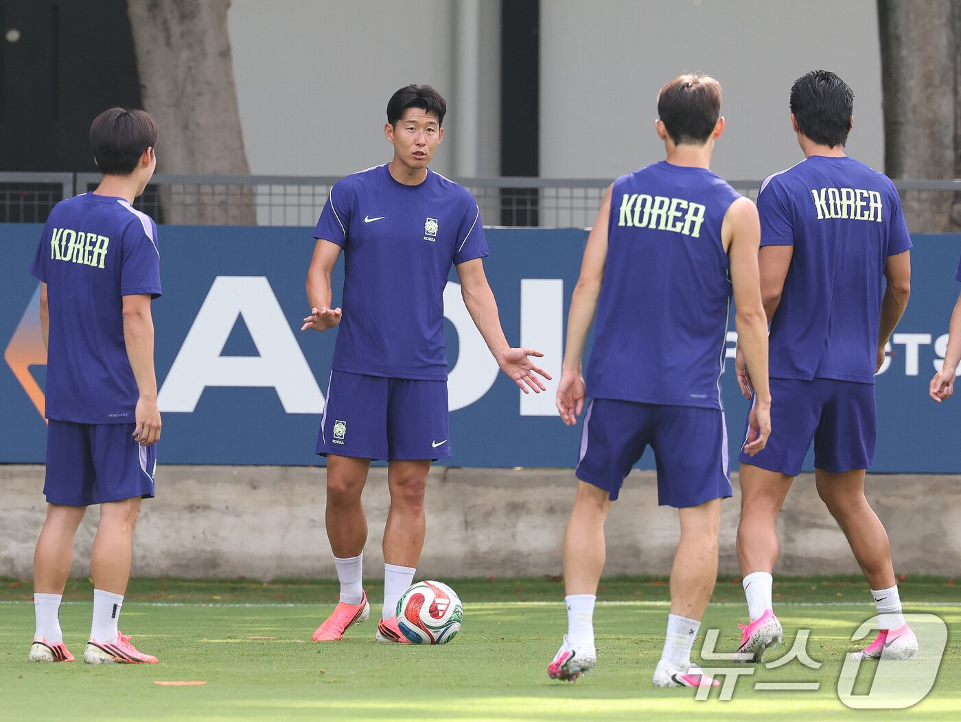 본문 이미지 - 2026 북중미 월드컵에 출전하는 대한민국 축구 국가대표팀 손흥민이 10일(현지시간) 멕시코 과달라하라 인근 사포판에 위치한 치바스 바예 베르데에서 훈련 중 동료 선수들에게 이야기를 하고 있다. 2026.6.11 ⓒ 뉴스1 임세영 기자