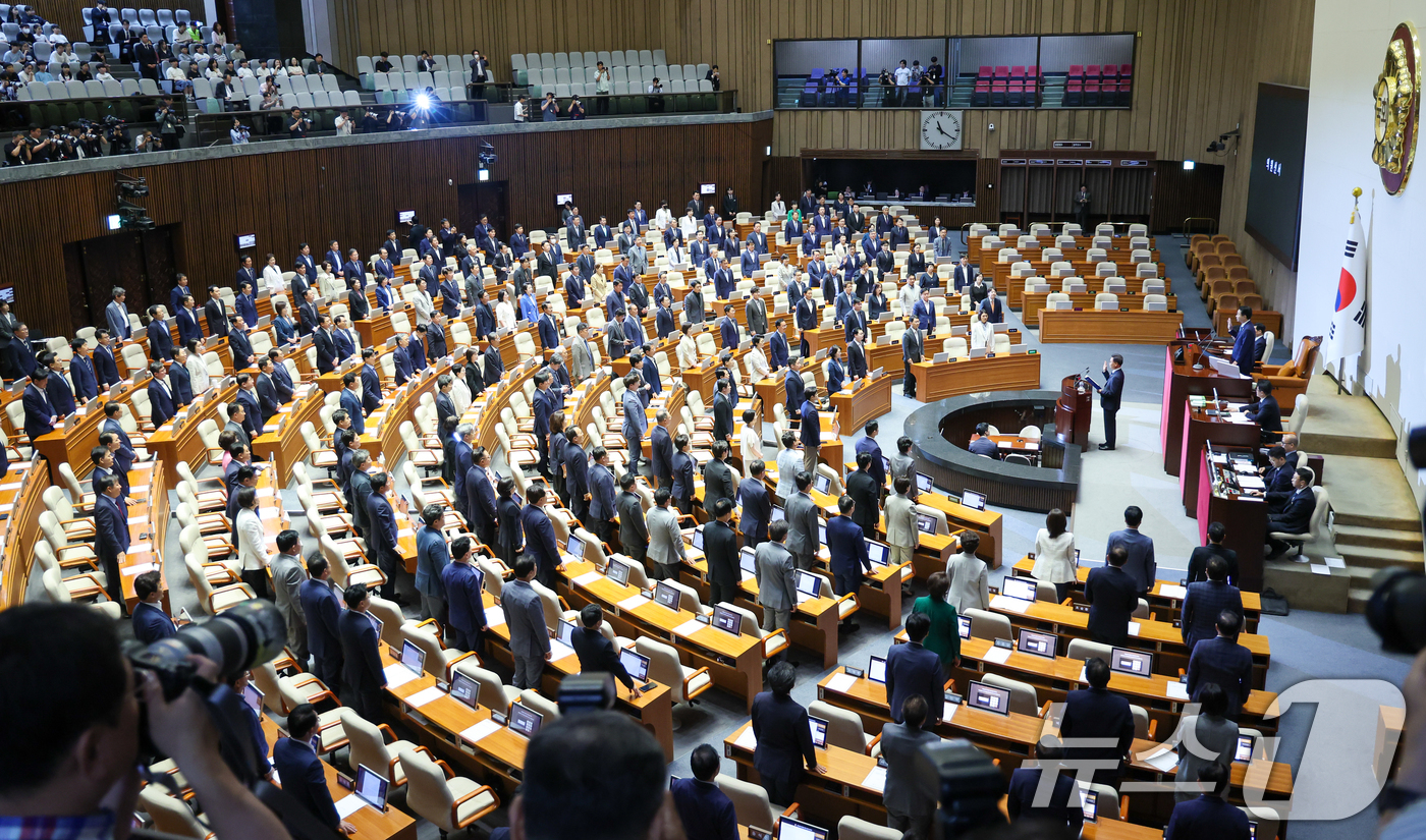 (서울=뉴스1) 안은나 기자 = 김성범 더불어민주당 의원이 11일 서울 여의도 국회에서 열린 제436회국회(임시회) 제2차 본회의에 참석해 선서를 하고 있다. 2026.6.11/뉴 …