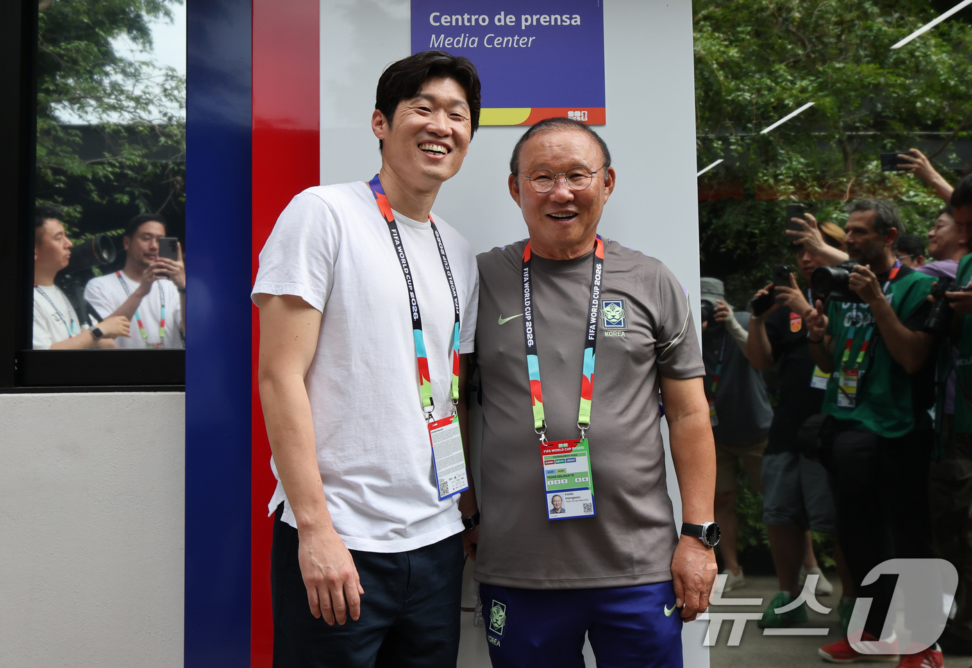 (과달라하라(멕시코)=뉴스1) 임세영 기자 = 박항서 대한축구협회 월드컵 지원단장(오른쪽)과 박지성이 10일(현지시간) 멕시코 과달라하라 인근 사포판에 위치한 2026 북중미 월드 …