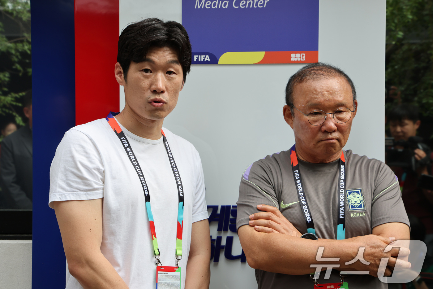 (과달라하라(멕시코)=뉴스1) 임세영 기자 = 박항서 대한축구협회 월드컵 지원단장(오른쪽)과 박지성이 10일(현지시간) 멕시코 과달라하라 인근 사포판에 위치한 2026 북중미 월드 …