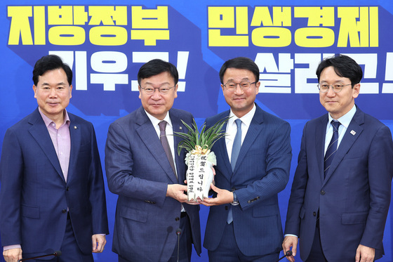 한병도 "원 구성 빨리" 정점식 "많이 양보하면 가능"…첫 회동 신경전