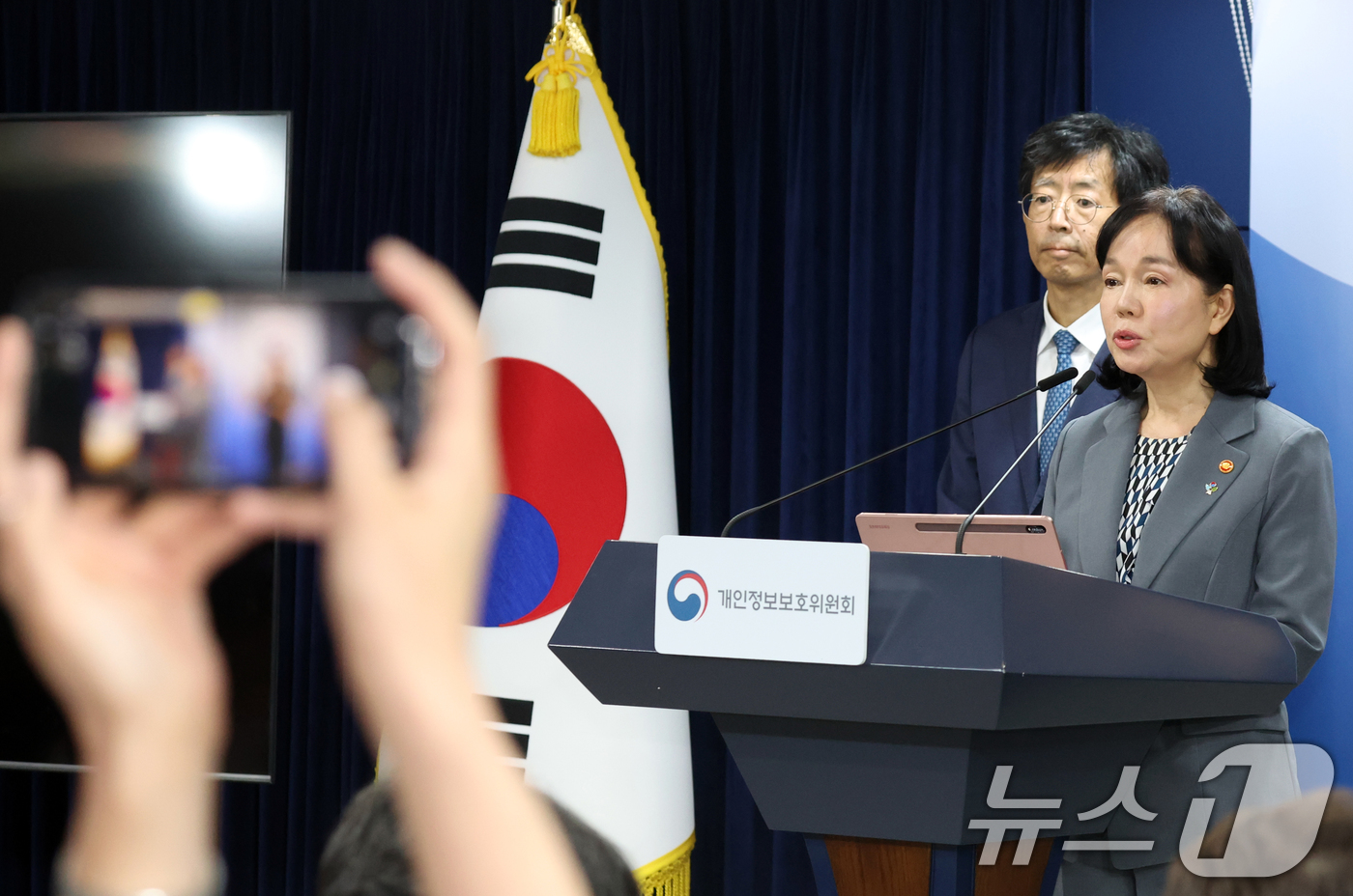 (서울=뉴스1) 김명섭 기자 = 송경희 개인정보보호위원회 위원장이 11일 서울 종로구 세종대로 정부서울청사에서 쿠팡 및 계열사의 개인정보 유출 및 침해 제재처부 의결 발표를 하고 …