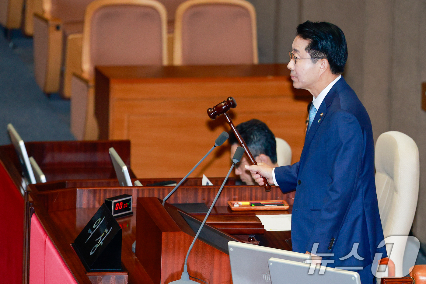 (서울=뉴스1) 안은나 기자 = 조정식 국회의장이 11일 서울 여의도 국회에서 열린 제436회국회(임시회) 제2차 본회의에서 의사봉을 두드리고 있다. 2026.6.11/뉴스1