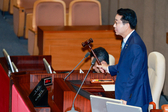 의사봉 두드리는 조정식 국회의장