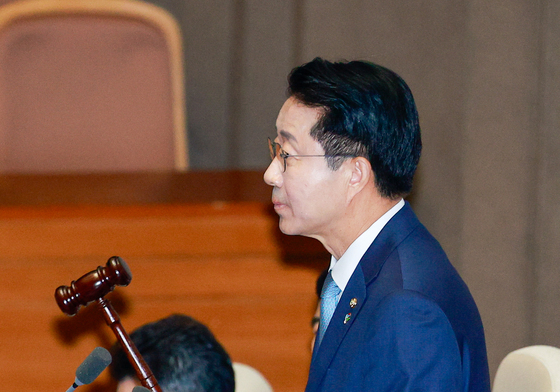 의사봉 두드리는 조정식 국회의장