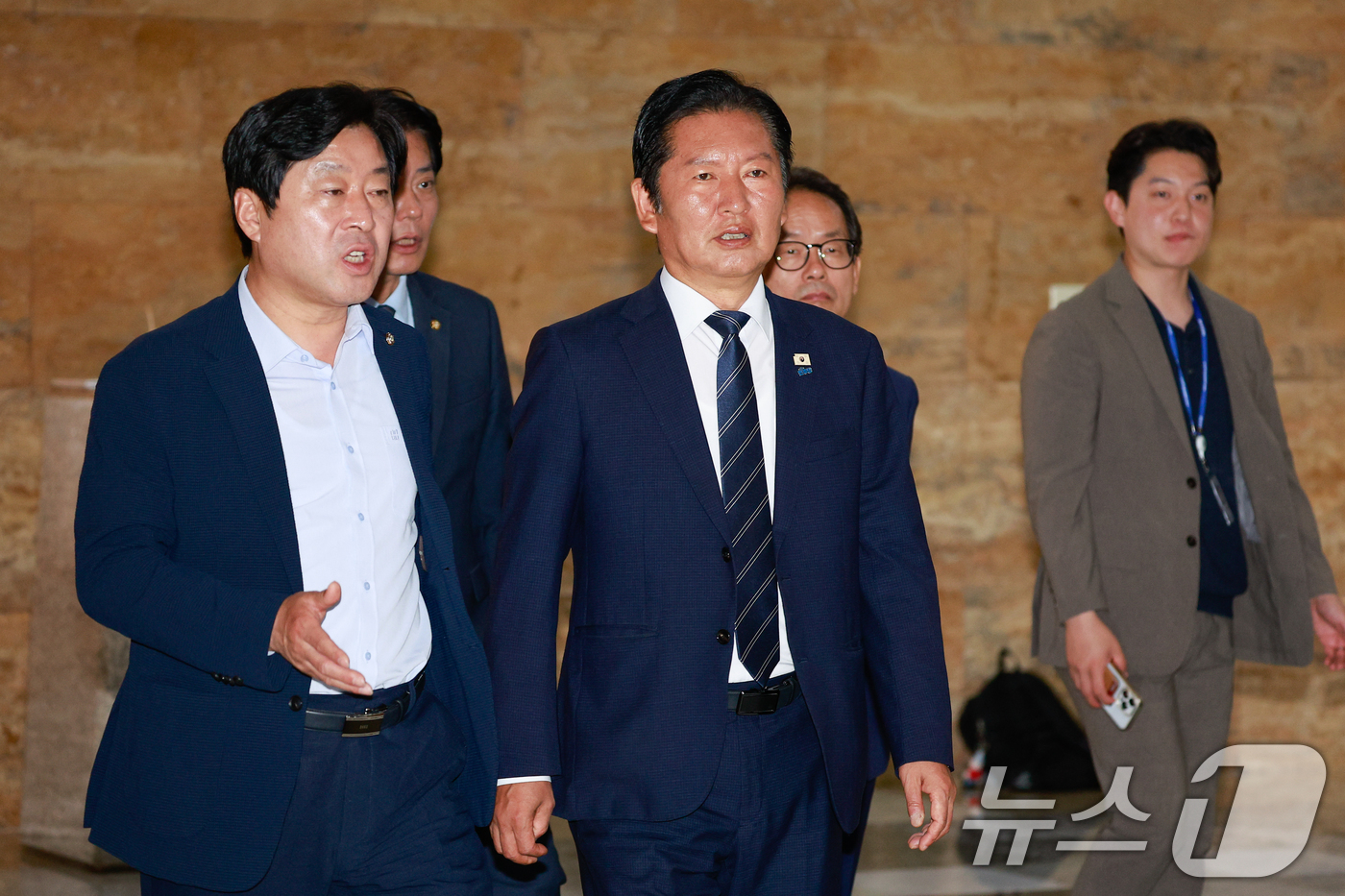 (서울=뉴스1) 안은나 기자 = 정청래 더불어민주당 대표가 11일 서울 여의도 국회에서 의원총회를 마친 뒤 황명선 최고위원과 대화하며 본회의장으로 향하고 있다. 2026.6.11/ …