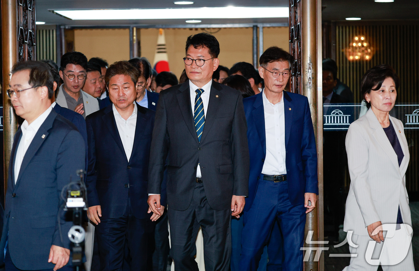 (서울=뉴스1) 안은나 기자 = 송영길 등 더불어민주당 의원들이 11일 오후 서울 여의도 국회에서 의원총회를 마친 뒤 본회의장으로 향하고 있다. 2026.6.11/뉴스1