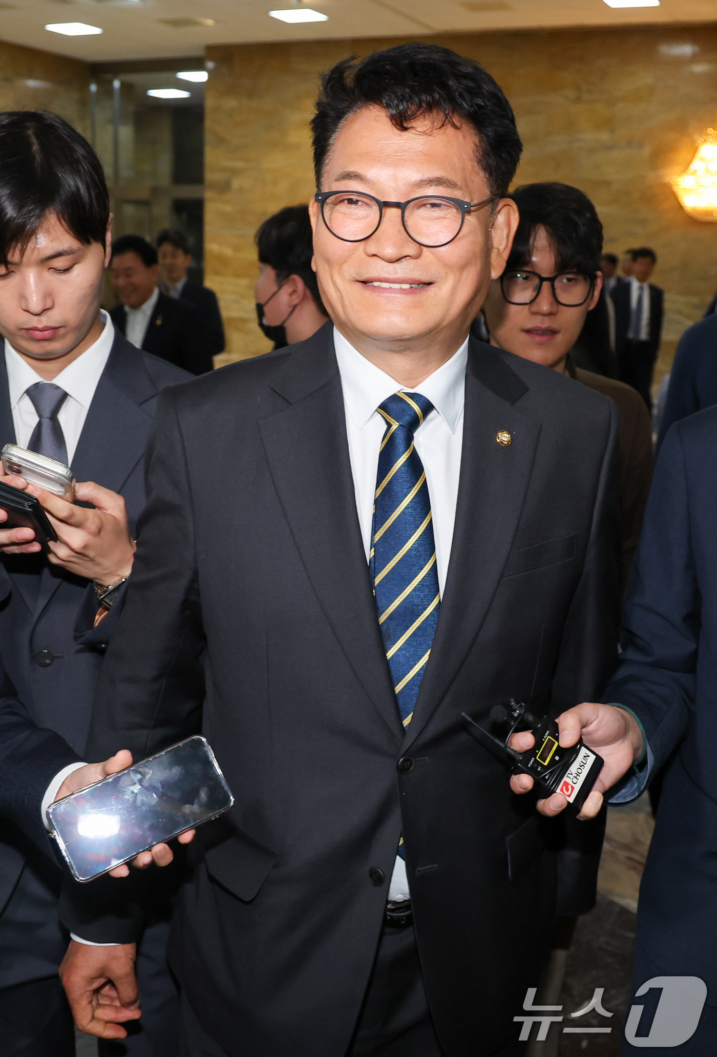 (서울=뉴스1) 안은나 기자 = 송영길 더불어민주당 의원이 11일 오후 서울 여의도 국회에서 의원총회를 마친 뒤 취재진 질문에 답하고 있다. 2026.6.11/뉴스1