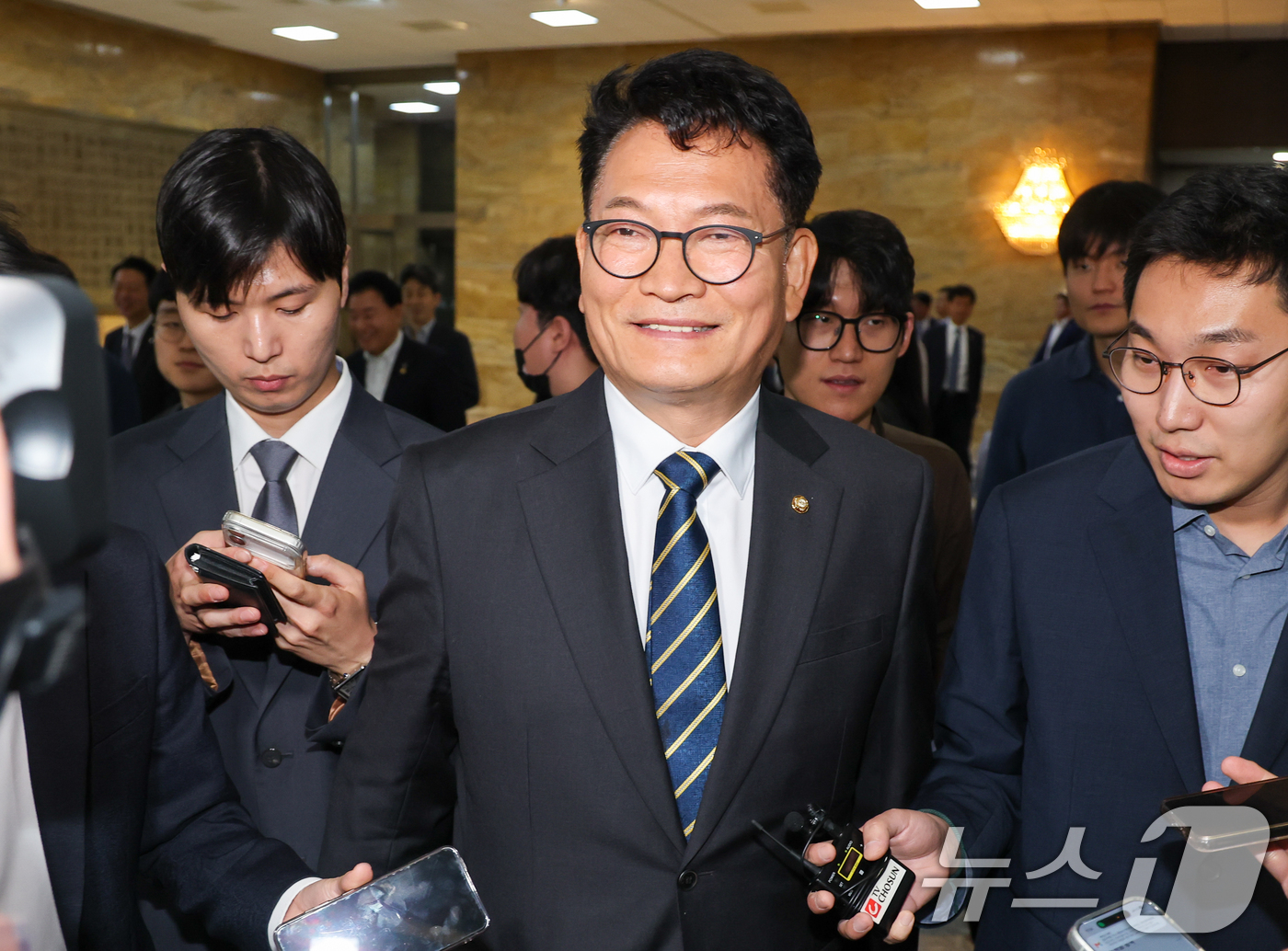 (서울=뉴스1) 안은나 기자 = 송영길 더불어민주당 의원이 11일 오후 서울 여의도 국회에서 의원총회를 마친 뒤 취재진 질문에 답하고 있다. 2026.6.11/뉴스1