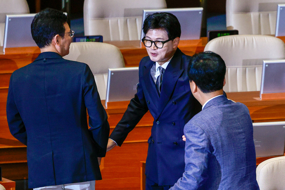 친한계 의원들과 인사하는 한동훈