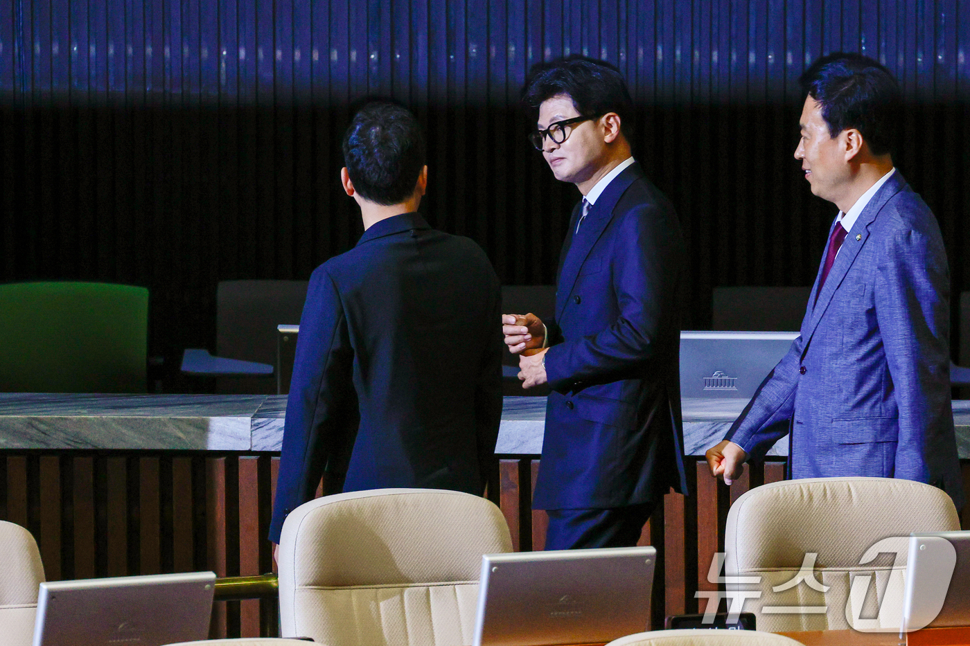 (서울=뉴스1) 안은나 기자 = 한동훈 무소속 의원이 11일 서울 여의도 국회에서 본회의가 끝난 뒤 박정훈, 정성국 국민의힘 의원과 대화하고 있다. 2026.6.11/뉴스1