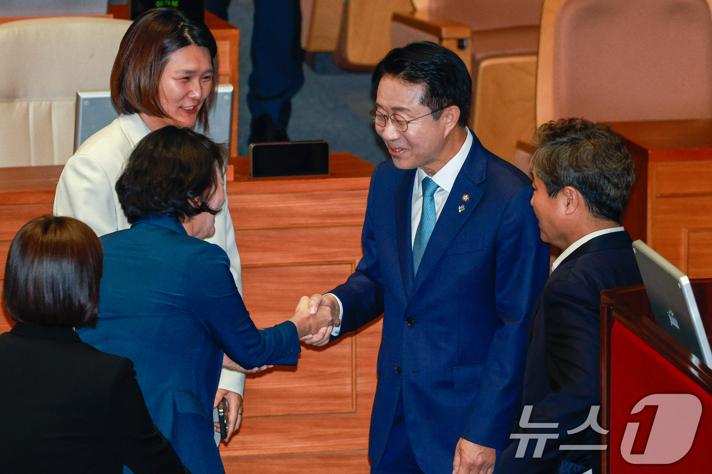 (서울=뉴스1) 안은나 기자 = 조정식 국회의장이 11일 서울 여의도 국회에서 본회의를 마친 뒤 의원들과 인사를 나누고 있다. 2026.6.11/뉴스1