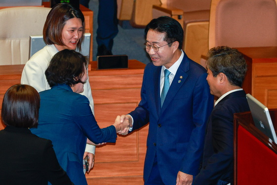 인사하는 조정식 의장