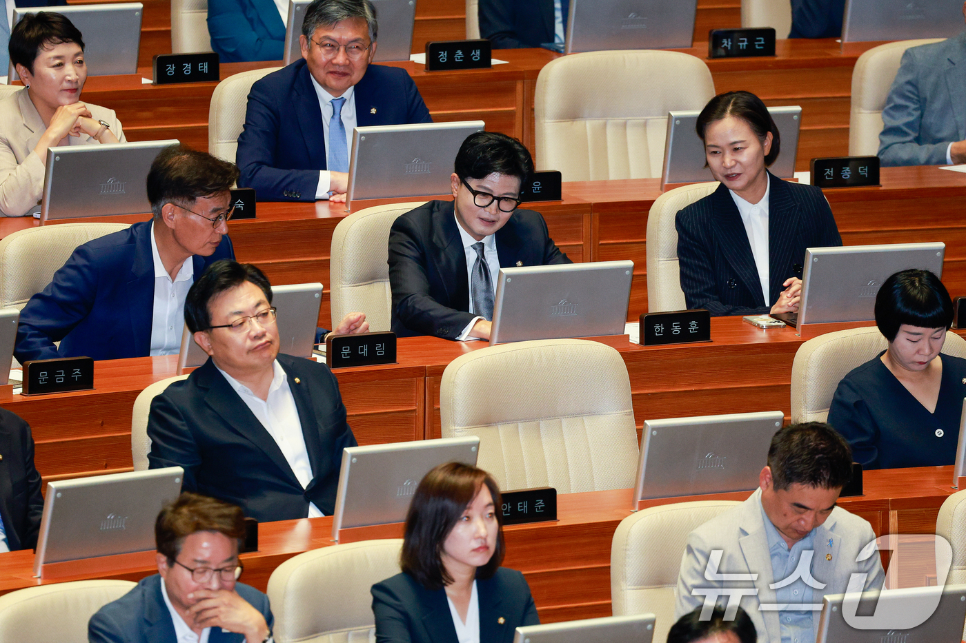 (서울=뉴스1) 안은나 기자 = 한동훈 무소속 의원이 11일 서울 여의도 국회에서 열린 제436회국회(임시회) 제2차 본회의에서 문대림 더불어민주당, 이해민 조국혁신당 의원과 대화 …
