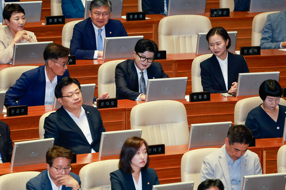 의원들과 대화하는 한동훈