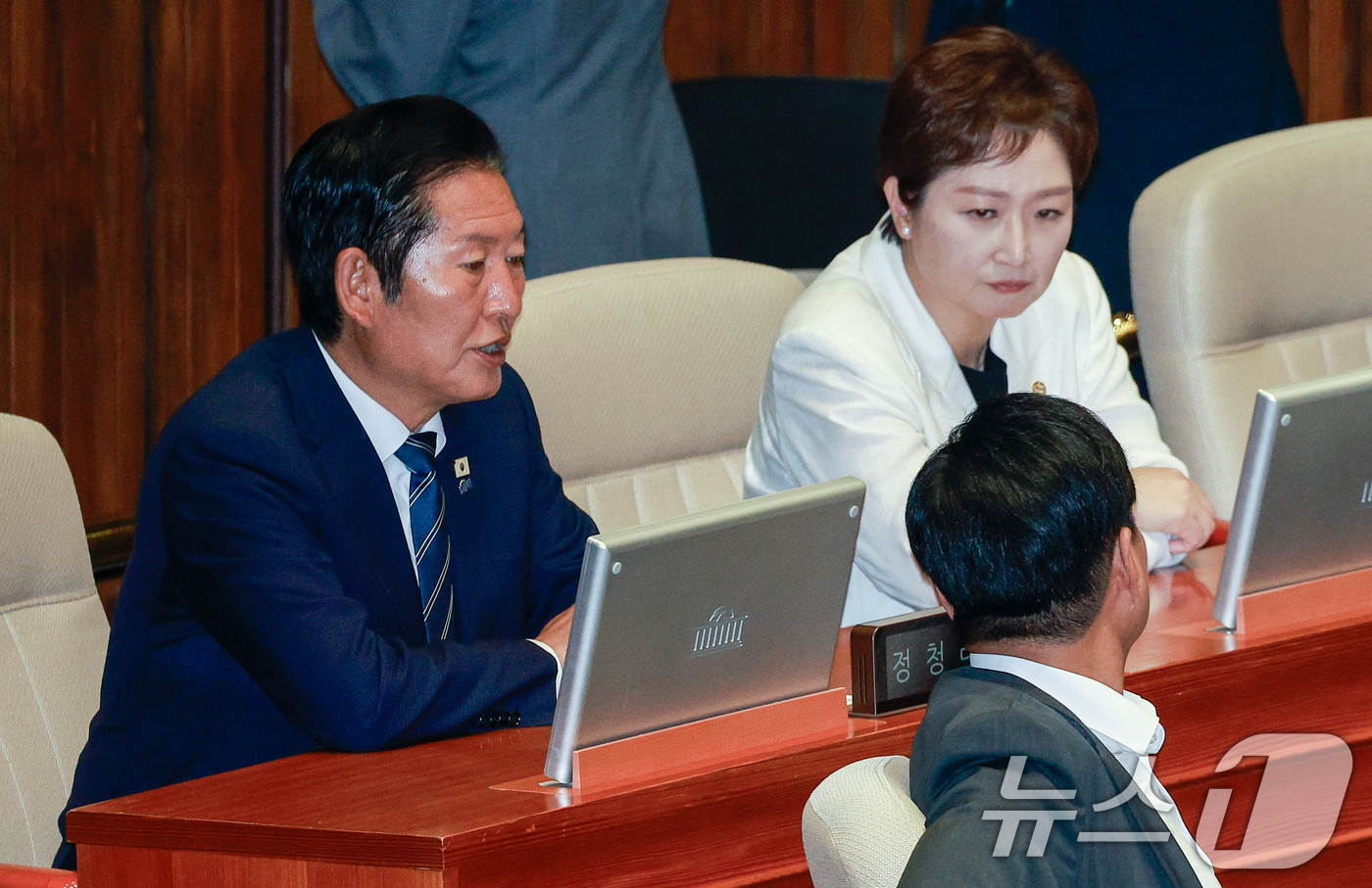 (서울=뉴스1) 안은나 기자 = 정청래 더불어민주당 대표, 이언주 의원이 11일 서울 여의도 국회에서 열린 제436회국회(임시회) 제2차 본회의에서 조승래 사무총장과 대화하고 있다 …