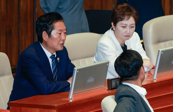 조승래 사무총장과 대화하는 정청래 대표