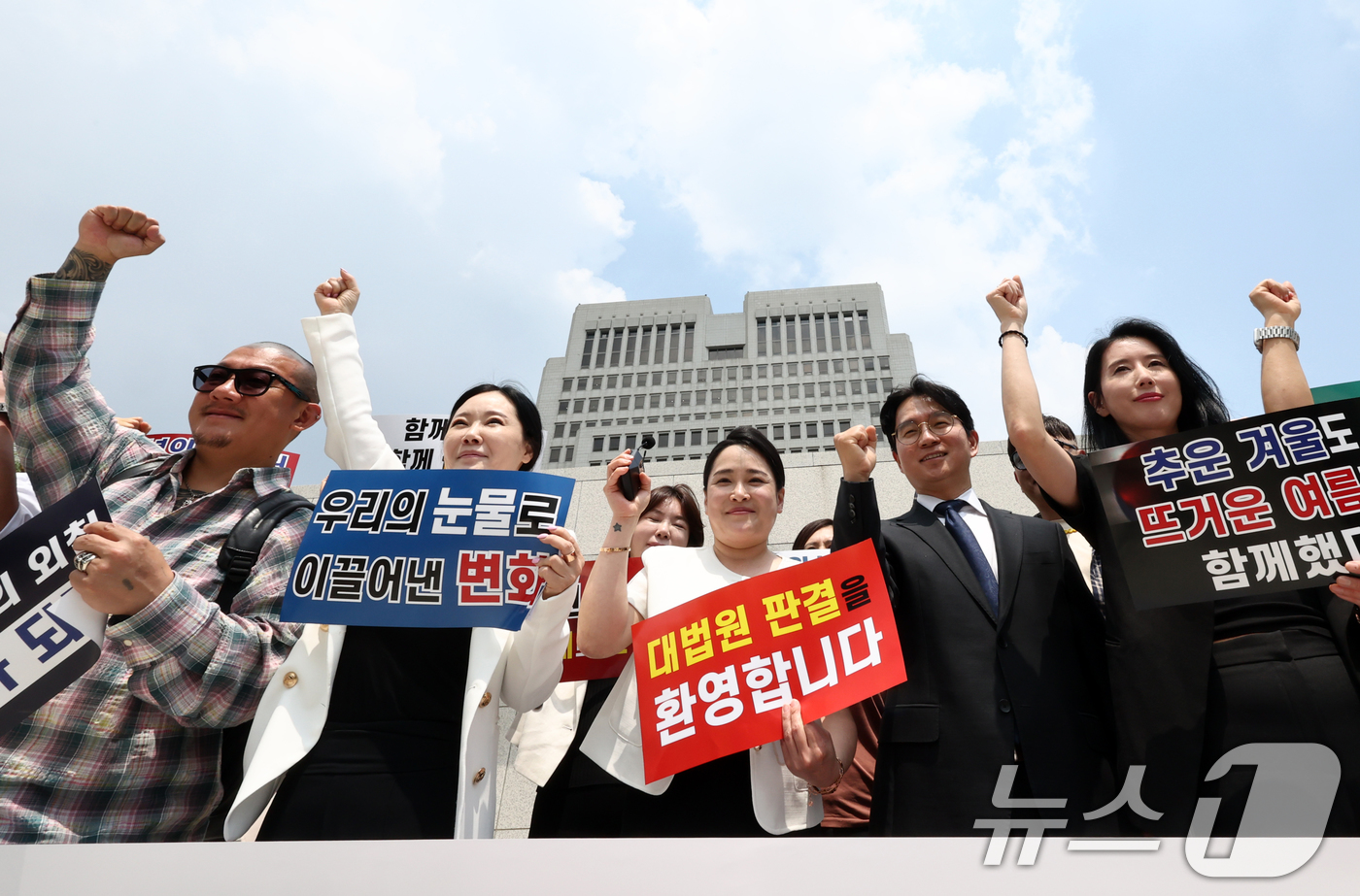 (서울=뉴스1) 최지환 기자 = 임보란 대한문신사중앙회 회장과 사건 당사자 등 관계자들이 11일 서울 서초구 대법원 앞에서 대법원의 문신 사건 무죄 확정 관련 기자회견에서 기뻐하고 …