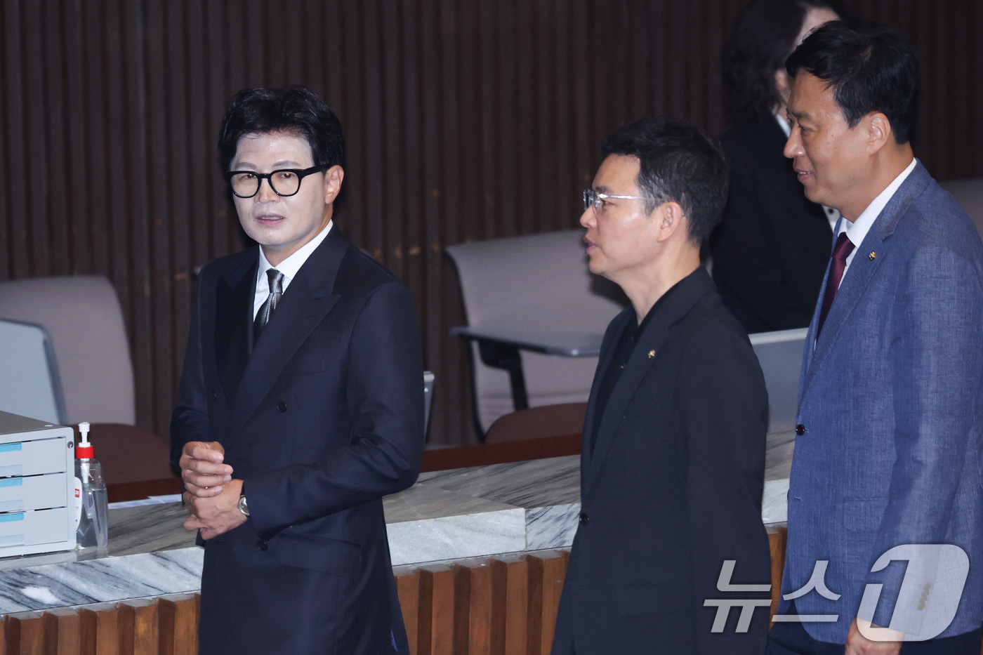 (서울=뉴스1) 신웅수 기자 = 한동훈 무소속 의원과 박정훈 국민의힘 의원이 11일 서울 여의도 국회 제436회국회(임시회) 제2차 본회의에서 대화하고 있다. 2026.6.11/뉴 …