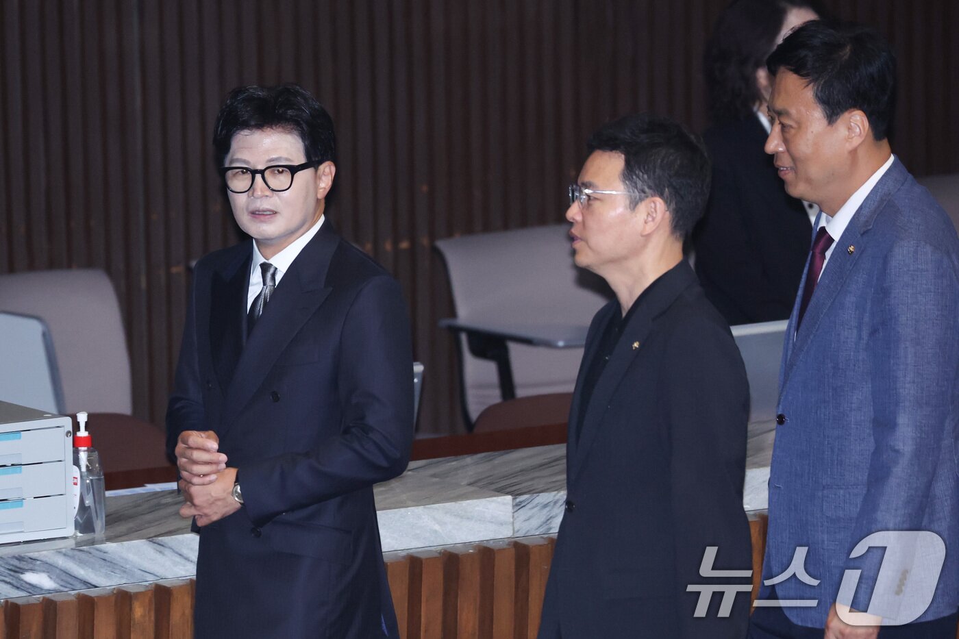 본문 이미지 - 한동훈 무소속 의원과 박정훈 국민의힘 의원이 11일 서울 여의도 국회 제436회국회(임시회) 제2차 본회의에서 대화하고 있다. 2026.6.11 ⓒ 뉴스1 신웅수 기자