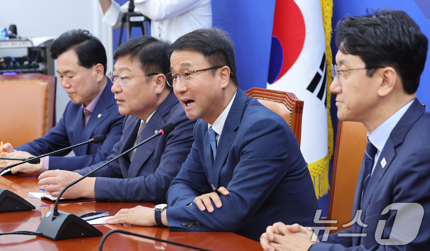 (서울=뉴스1) 신웅수 기자 = 한병도 더불어민주당 원내대표가 11일 서울 여의도 국회에서 정점식 국민의힘 원내대표를 접견하며 인사말을 하고 있다. 2026.6.11/뉴스1