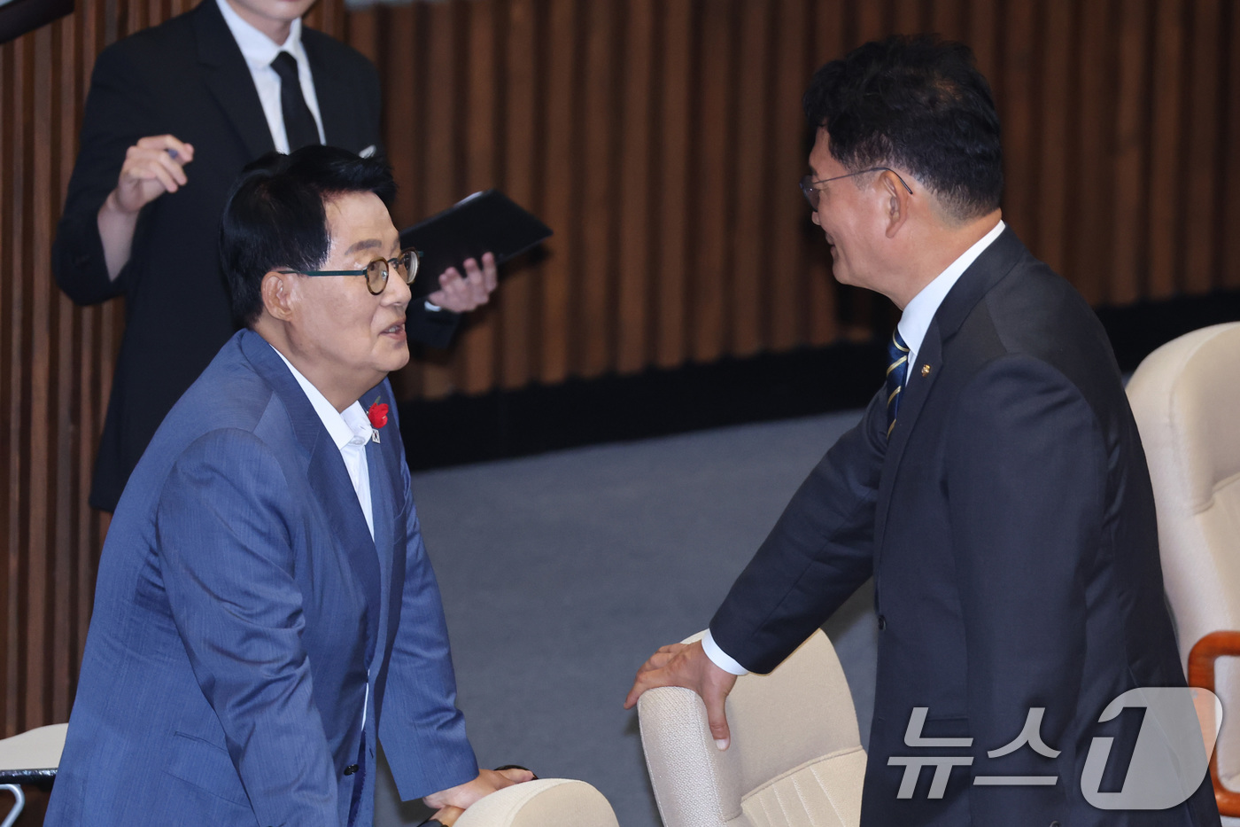 (서울=뉴스1) 신웅수 기자 = 송영길, 박지원 더불어민주당 의원이 11일 서울 여의도 국회 제436회국회(임시회) 제2차 본회의에서 대화하고 있다. 2026.6.11/뉴스1