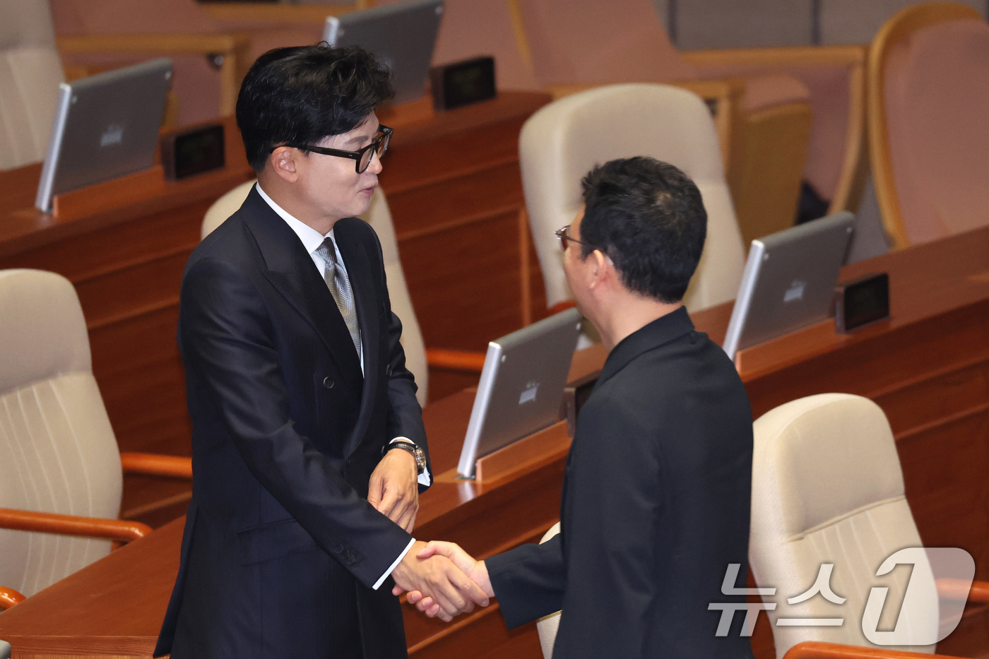 (서울=뉴스1) 신웅수 기자 = 한동훈 무소속 의원과 박정훈 국민의힘 의원이 11일 서울 여의도 국회 제436회국회(임시회) 제2차 본회의에서 인사하고 있다. 2026.6.11/뉴 …