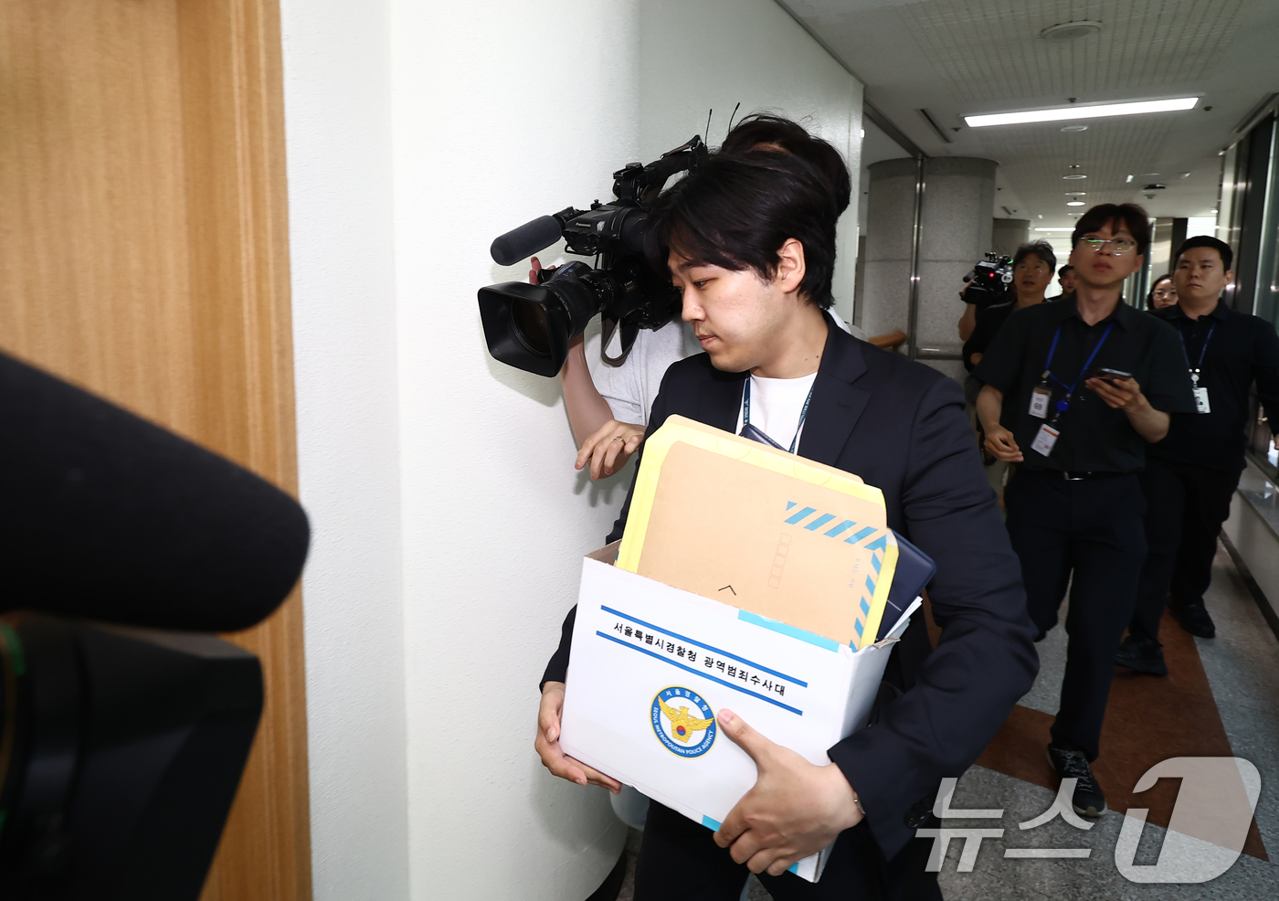 (과천=뉴스1) 김민지 기자 = 6ㆍ3 지방선거 투표지 부족사태 사건을 수사 중인 서울경찰청 광역범죄수사대 관계자가 11일 경기도 과천시 중앙선거관리위원회에서 압수수색을 하기 위해 …