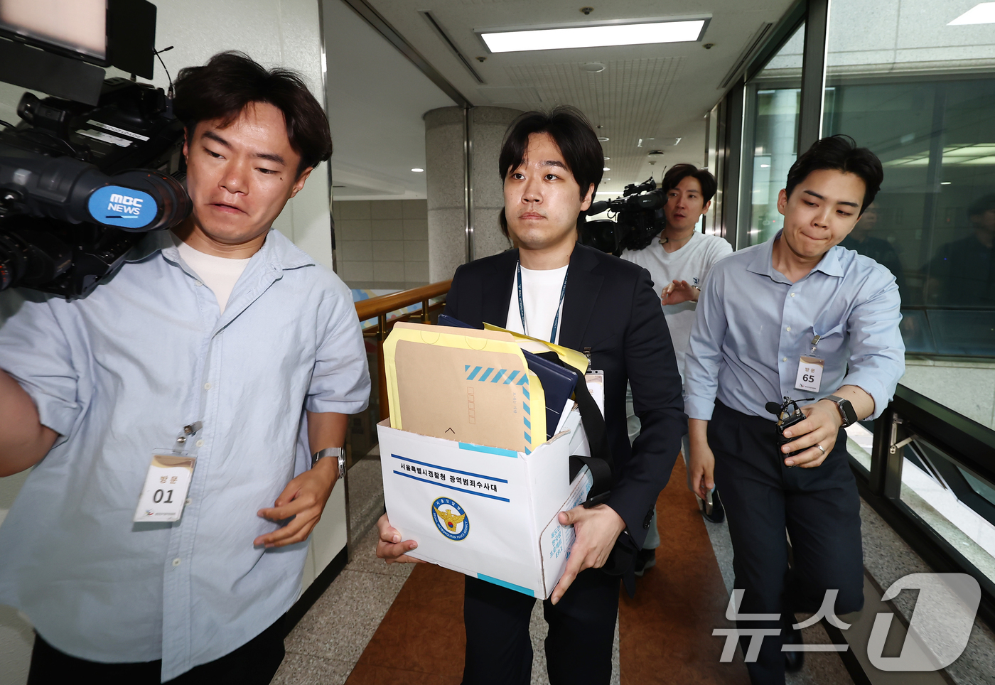 (과천=뉴스1) 김민지 기자 = 6ㆍ3 지방선거 투표지 부족사태 사건을 수사 중인 서울경찰청 광역범죄수사대 관계자가 11일 경기도 과천시 중앙선거관리위원회에서 압수수색을 하기 위해 …
