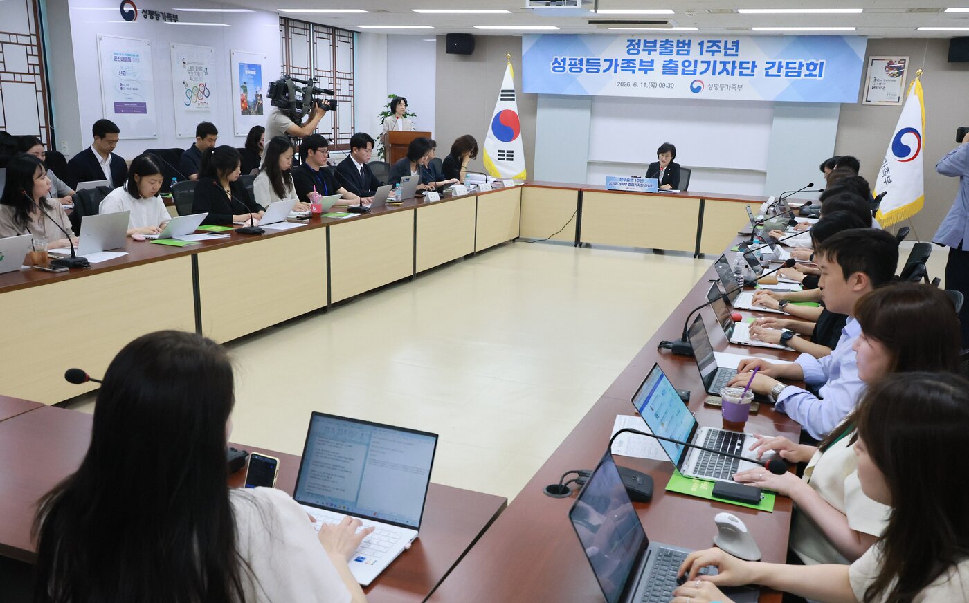 본문 이미지 - 원민경 성평등가족부 장관이 11일 서울 종로구 세종대로 정부서울청사에서 정부출범 1주년 출입기자단 간담회를 하고 있다. (성평등부 제공)